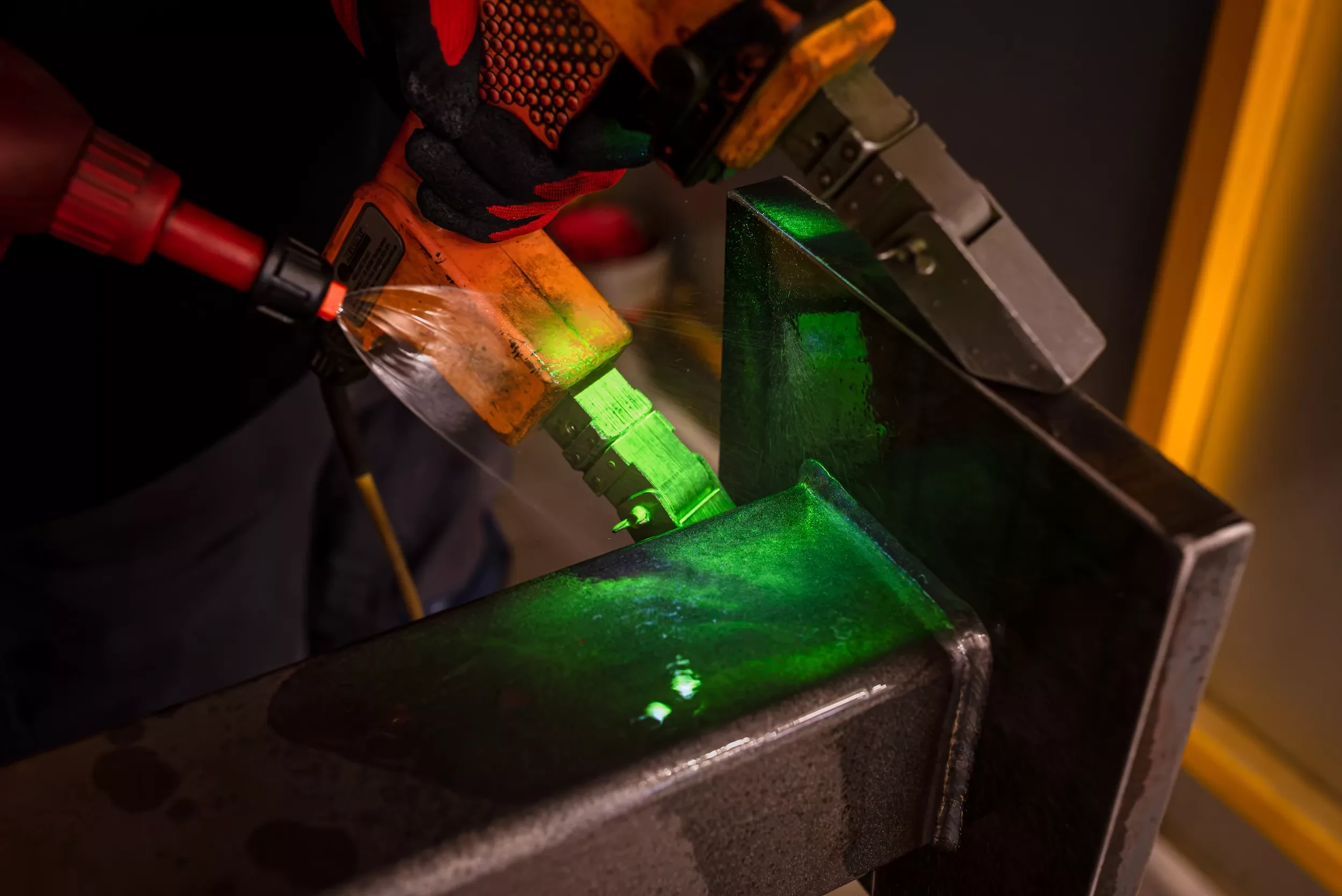Non-destructive testing at KARL HUGO: ensuring quality without damaging the component.