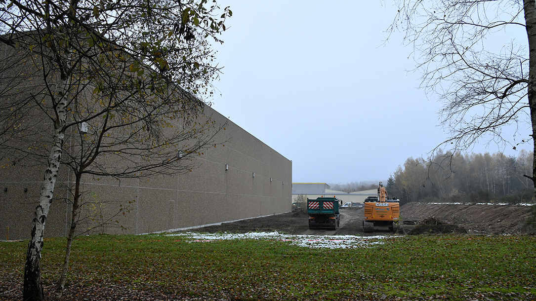 KARL HUGO begins the construction of a new finishing workshop.